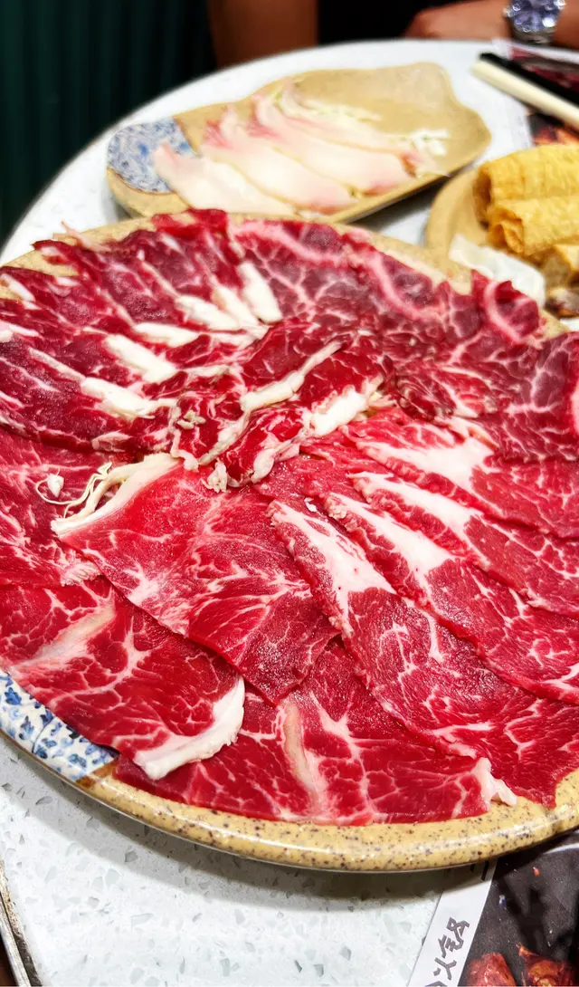 先来一盘招牌的手切本地吊龍肉，安格斯肥牛、安格斯牛小排. 封門柳拼盤