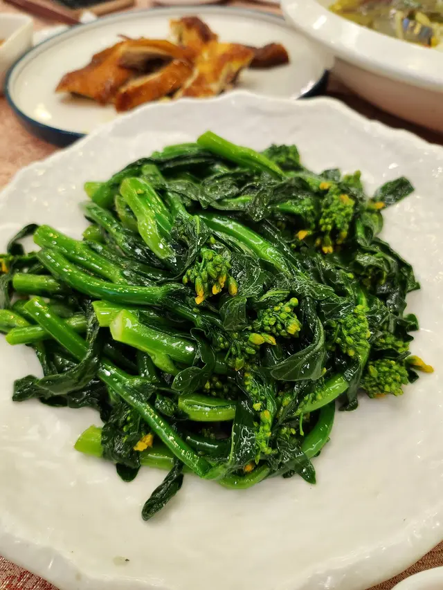 份量極少, 而且菜花都不摘掉, 收這個價錢不能接受