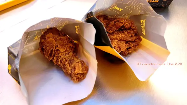 我的男神點餐，訪問他，吃得如何，他話這隻炸雞咬得外皮酥好脆，真是好吃，這肉質夠嫩滑不差，好好吃！