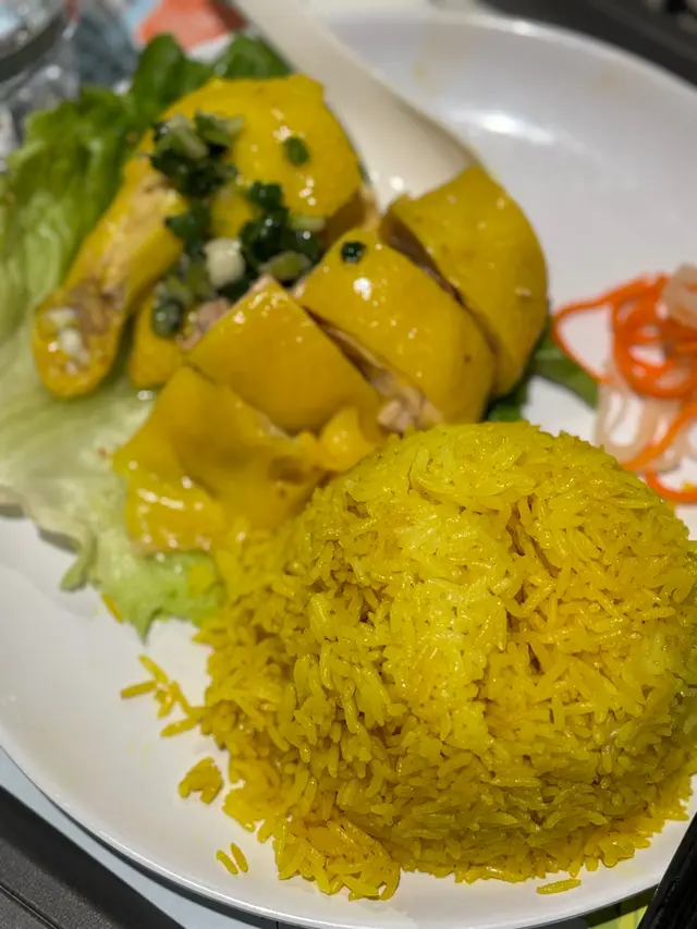 招牌精裝海南雞配黃薑飯