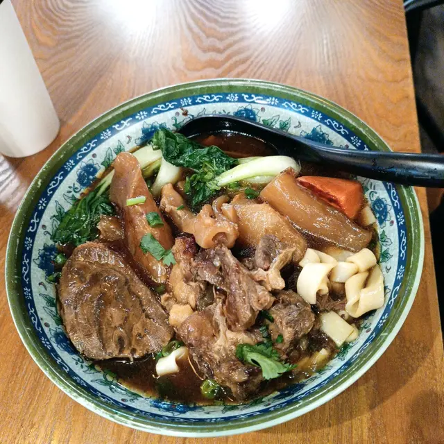 牛三寶麵 