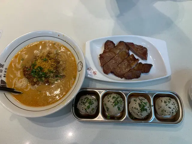 擔擔麵配秘制豬排