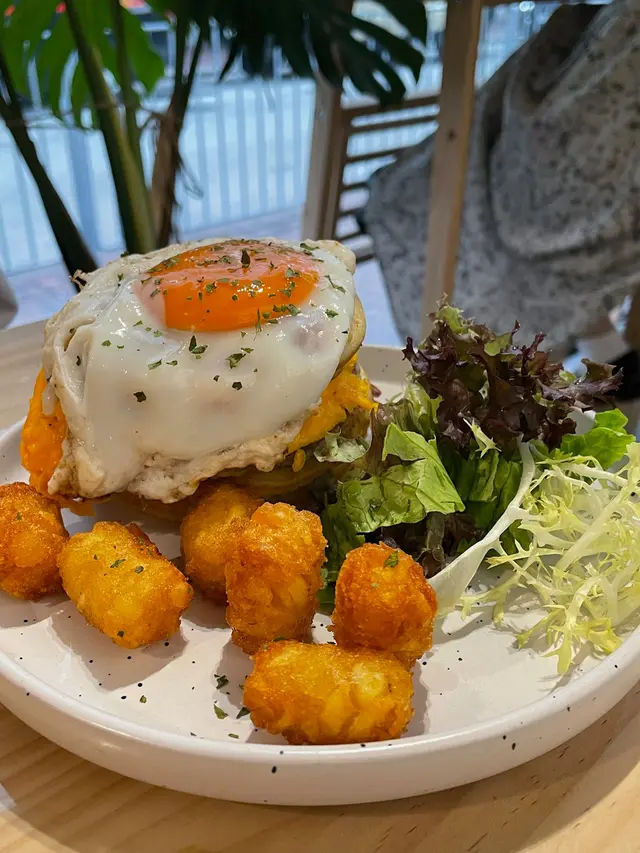 三層熱香餅漢堡