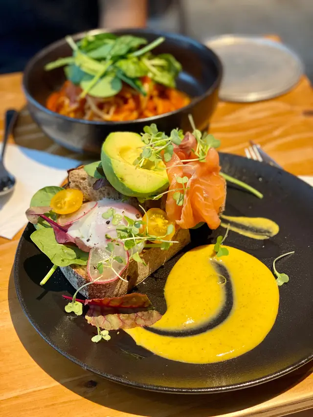 煙三文魚牛油果多士