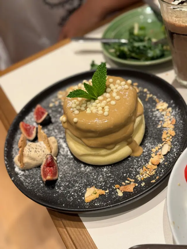 伯爵茶醬,無花果,果仁脆餅,白朱古力脆米
Pancake口感鬆軟,伯爵茶味濃郁,無花果同埋果仁脆餅嘅配搭特別,再加上白朱古力脆米口感豐富
#pancake
#疏乎厘
#無花果