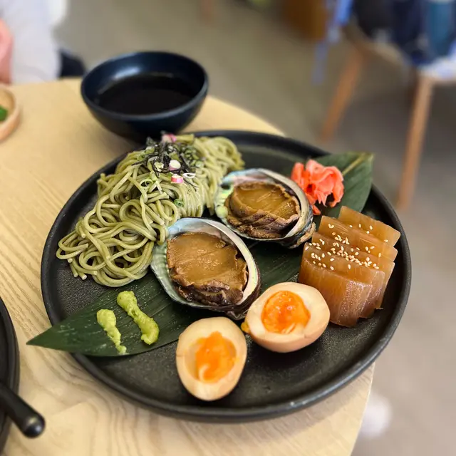 日式磯煮時令鮑魚月見蕎麥麵