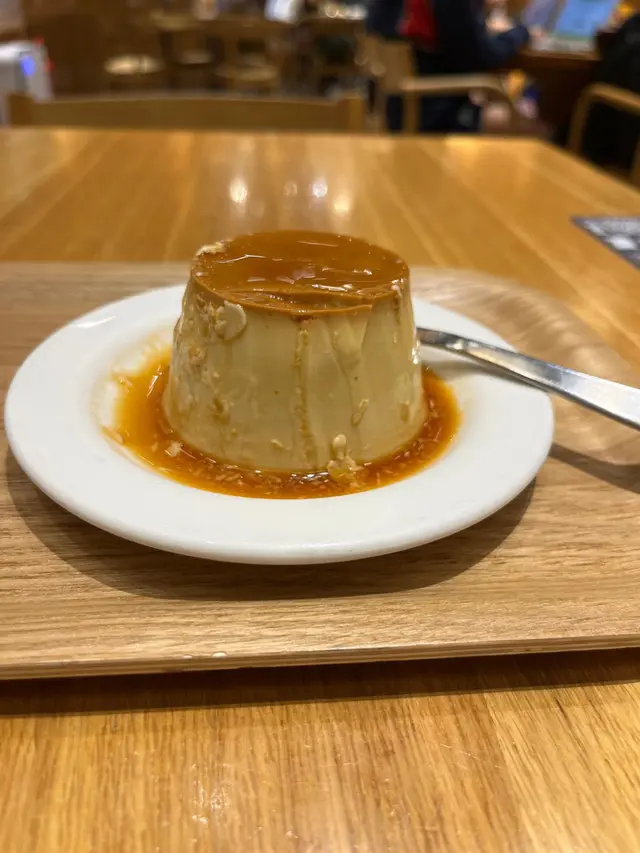 焦糖布丁好好食，比想像中吸引
今日去咗九龍塘Muji行緊，行行吓發現有間Muji Cafe喺Muji入面
然後就諗反正都有啲時間不如就食個tea啦，就嗌咗呢一個焦糖布丁，上菜嘅時候店員都幾Nice 
食緊嘅時候，發現個布丁焦糖味濃郁，仲要重蛋香味，消閑時間都唔錯👍🏻