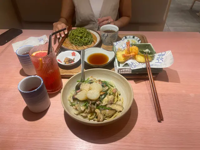 食物味道賣相都可以，但個女waitress 服務態度一般，上菜問我放邊，講完食物問我放邊，係咪應該問請問邊位！價錢同裝修都比附近幾間都高，下午茶餐D野吾吸到，我都冇叫！之後望個waitress名牌原來經理黎！講野重要有口音！吾知以為入咗譚仔食日本野！有口音吾係問題，但經理服務咁樣真係要改善下！同埋如果佢爆曬場心急情有可原，下午茶得個幾個客，食物方面真係唔錯，比comment係覺得間餐廳可救！