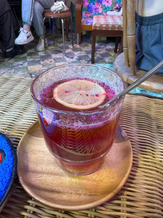 淡淡紫蘇葉味，配上新鮮火龍果肉，味道有層次。而且可以飲到粒粒火龍果核，口感豐富。

