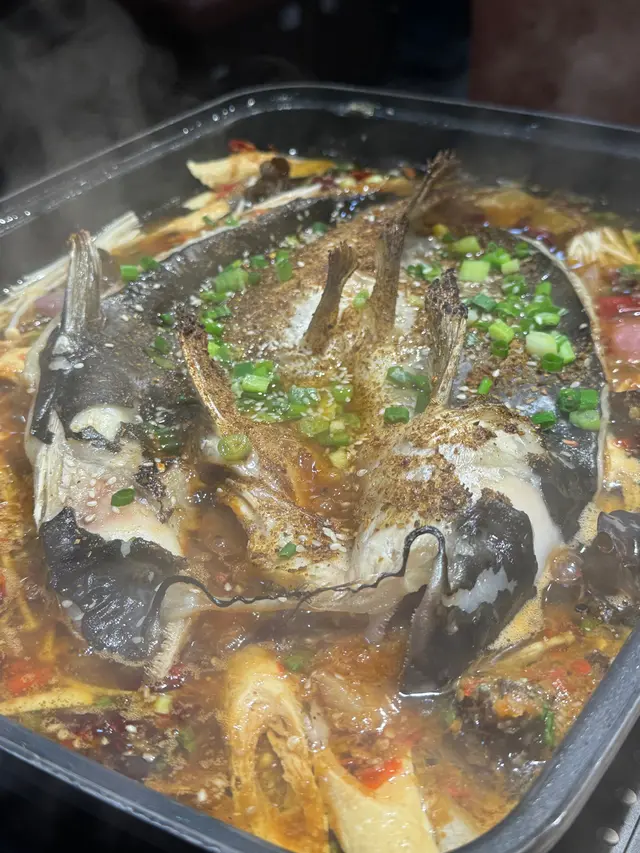 難得來吃烤魚 就來個700 - 800g
我們點了小辣、少鹽少油（個人覺得這還真是個優點 平日有吃烤魚的大家就懂
（烤魚吃到快結束時 油就慢慢上來 所以少油真的很重！要！
而且不能吃辣的大家也可以點小辣 完全可以😌接受 輕鬆吃～～