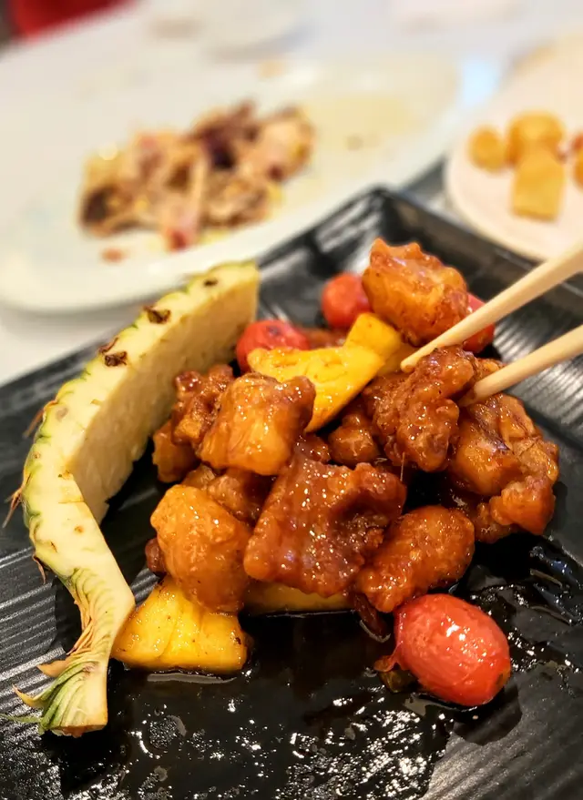 鮮菠蘿拔絲咕嚕肉