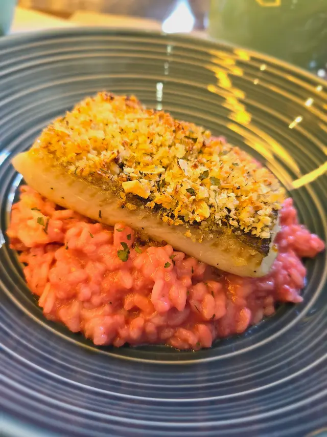 烤焗杏仁蒜香比目魚配紅菜頭燴意大利飯