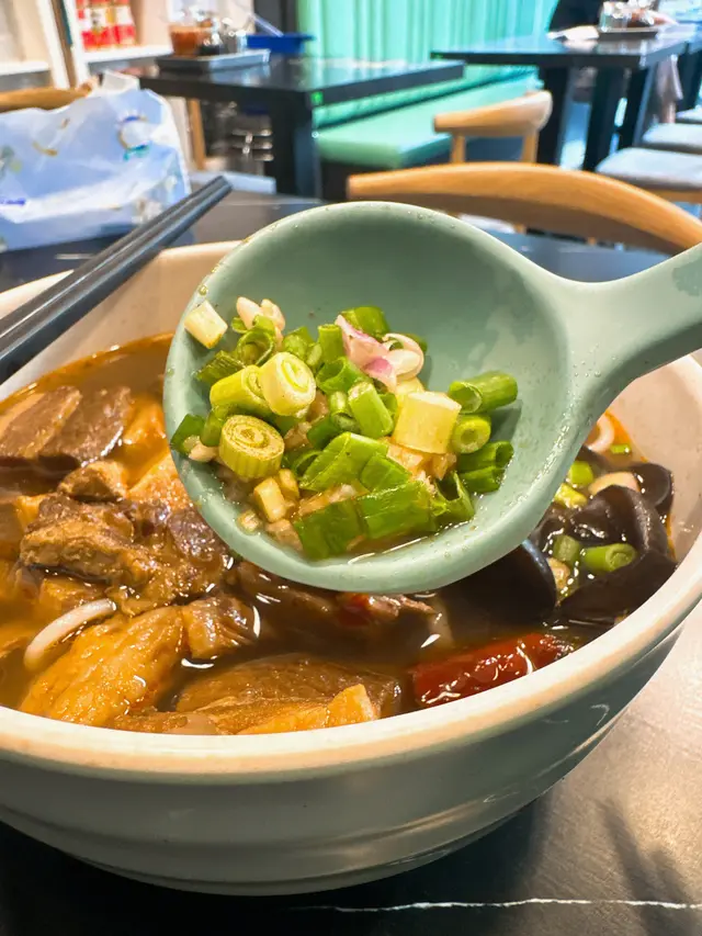 自創麻辣五花腩米線