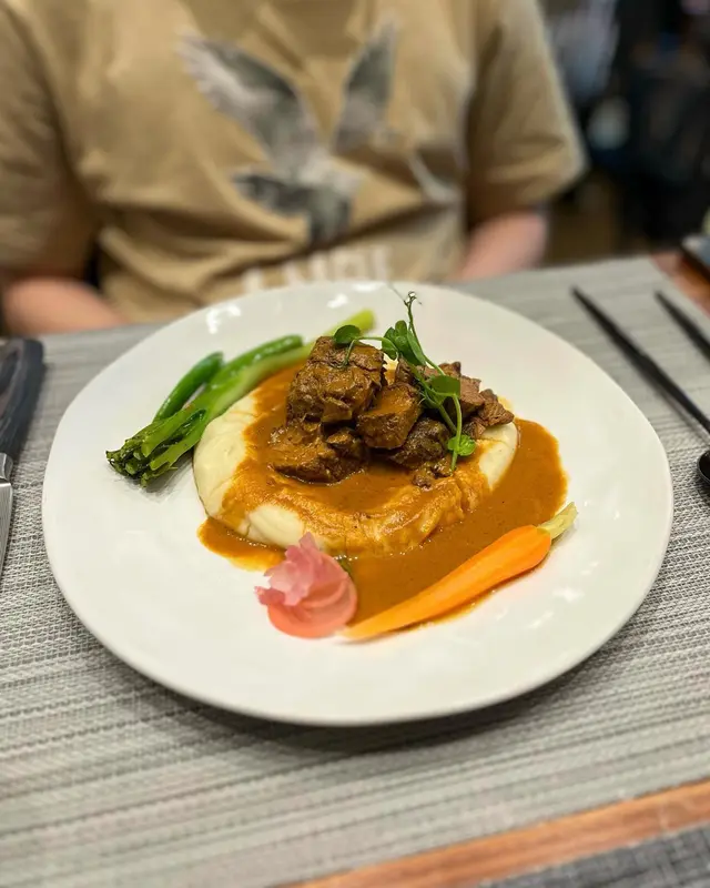 Red wine-braised Beef Shank, mashed potato, seasonal vegetables
