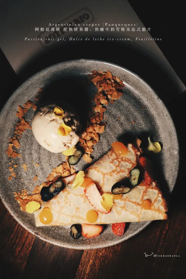 可麗餅配上焦糖雪糕、熱情果醬、草莓、藍莓等