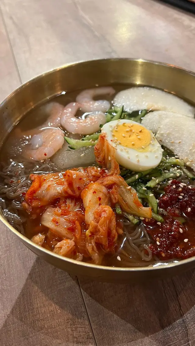 秘製大蝦水梨辣冷麵配泡菜