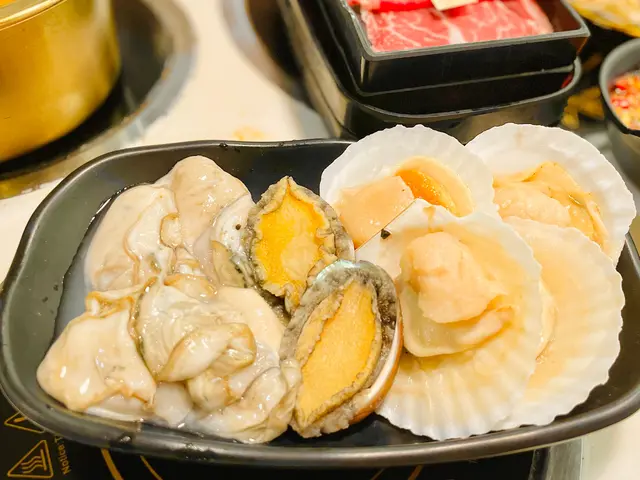 當中嘅乳山生蠔更加係搶手貨,每一隻蠔都係咁生猛同埋大份,🦪火鍋綠完之後少少縮水,但係最正嘅係鼓起嘅肉身零舍飽滿,🦪係真係零舍軟滑,而且更加令人容易接受。🦪
不過呢一度除咗可