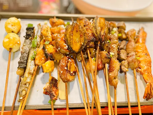 佢哋就會用小蠟燭嚟長期令到啲串燒可以做到保溫同埋有少少加熱嘅效果。❤️🔥
至於串燒方面就有雞牛羊豬另外仲有牛舌雞腎同埋鮑魚,🍖每一寸都係咁足料,而且啲海鮮同樣都要以新鮮為主。🍖