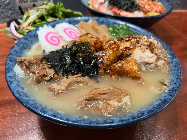 醬油慢煮豬軟骨配脆脆豬皮豚骨湯麵