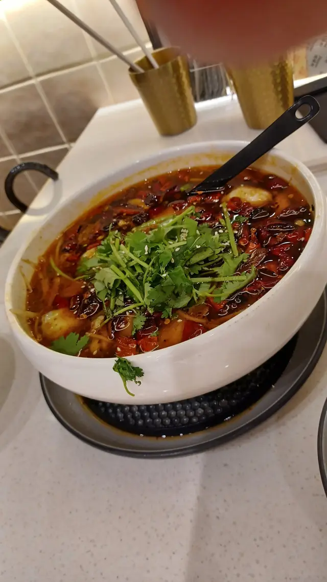 好大湯豌可以多人食用, 魚肉好大件無骨滑溜,有薯粉芽菜配料。好多花椒辣椒!