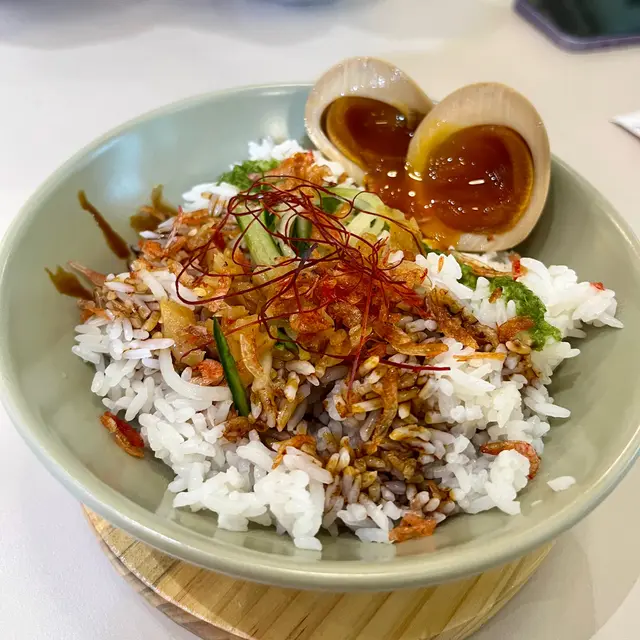 蔥油溏心蛋飯