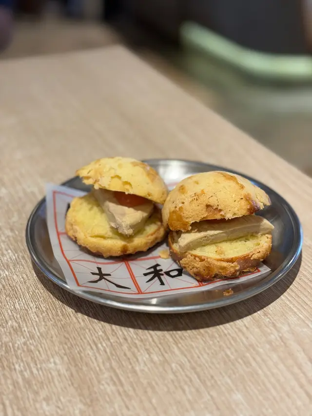 最有驚喜 我覺得係必試既！❣️
菠蘿包面超脆 每一啖咬落去「嚓！」一聲🤫
餡料唔係牛油🧈係鵝肝！😍
配埋桂花醬 香口唔油膩
細細件 的骰高貴🥹