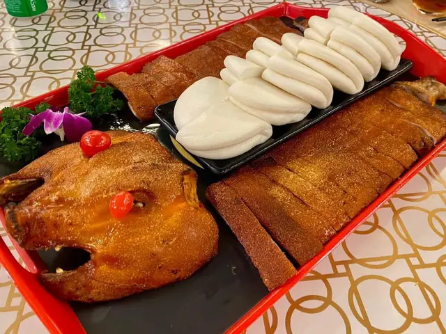 大紅乳豬全體配蝴蝶包