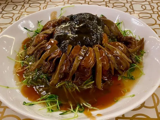 翡翠發財大利好巿:蠔汁炆髮菜豬脷蠔豉扒翡翠苗