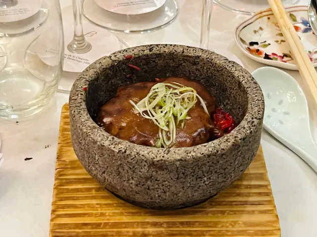 石鍋香煎陳皮和牛肉餅紅米飯