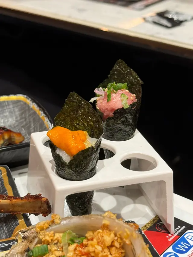 手卷和壽司🍣一樣都是小小一件!大口一點也可以一口來😆小口小口的 兩口也能結束🔚海膽的雖然沒到很大片 只有小小的 但顔色還滿鮮豔的~~拖羅蓉 份量則相較多 味道上一定沒海膽來的出 可以😌試試來點WASABI 可能會鮮點喔