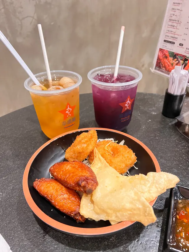 泰式小食拼盤包含：
-￼泰式炸蝦餅（2件）
-    炸雞翼（2件）
-    炸芝士雲吞
所有小食都是現場即刻炸出嚟 上到枱面都是熱辣辣的
🦐炸蝦餅香脆可口
🐔炸雞翼非常入味
🥟炸芝士雲吞外脆內軟 裏面包住芝士 口感好過癮 好特別