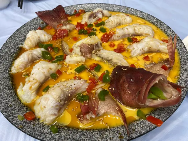 師傅切薄魚片,裹住蝦膠,再用黑松露雞蛋蒸,蛋好滑又吸收了魚肉同𧎚膠精華,勁正