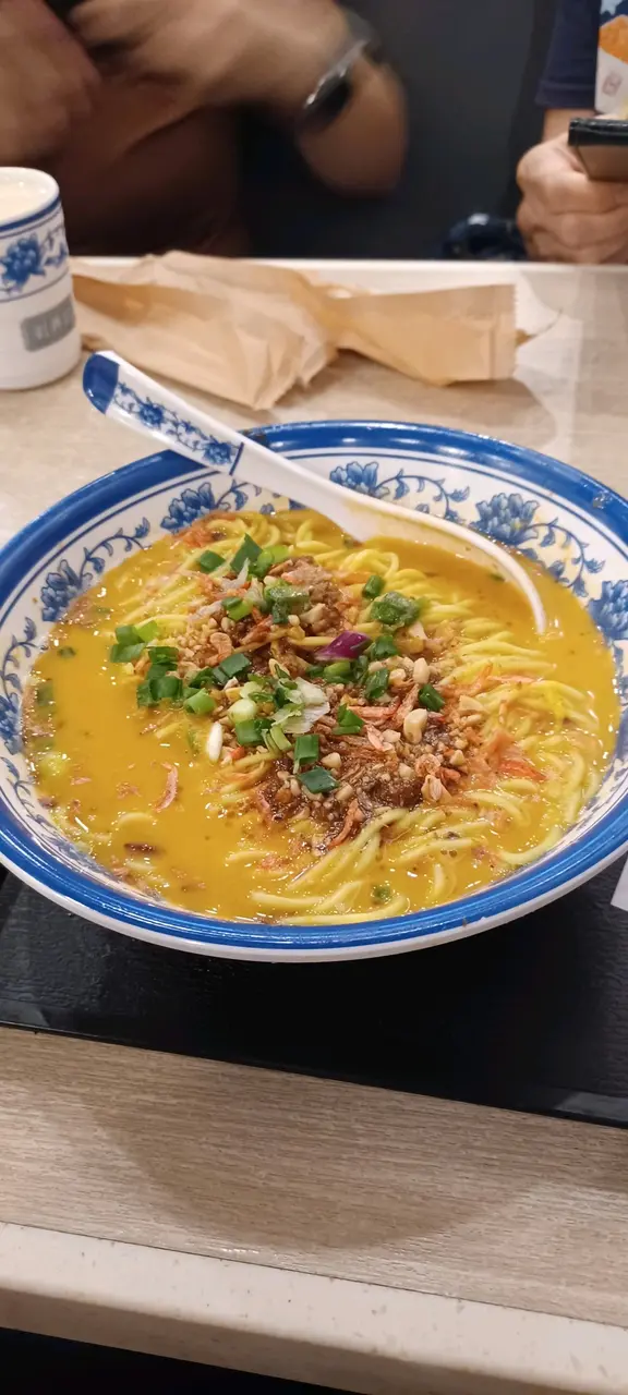 好味及賣相十分吸引，座位較窄，生煎包好香並且爆汁