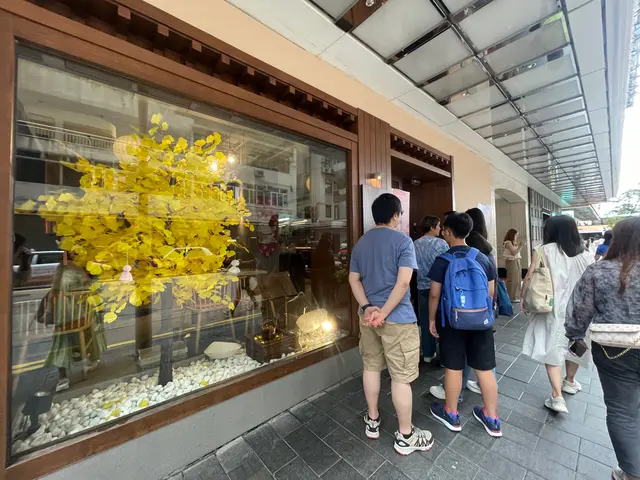 外面有人排隊，但其實bar枱有位唔用埋。