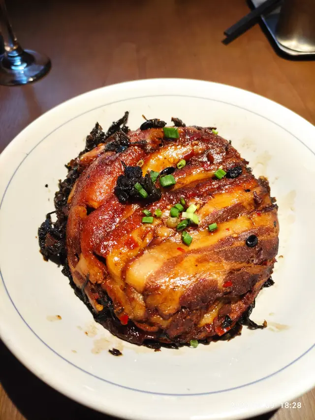扣肉墊底不是梅菜, 又不是酸菜, 不知是什么菜有D"康"味, 香港人食唔慣.