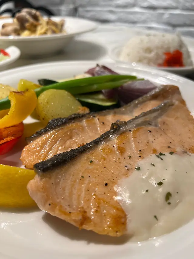 香煎三文魚扒 (白汁)