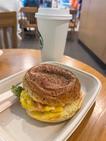 烟三文鱼蛋沙律软包三文治