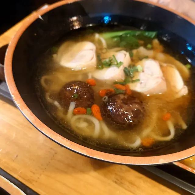 花雕麻油雞湯麵 - Taiwanese Sesame Oil Chicken Soup Noodles