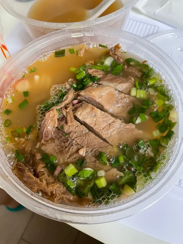 本人購買牛腩河走蔥熱奶茶，但樓面啲阿姐搞到錯晒，給我的是牛腩河多蔥跟咖啡。目測只有我一個購買外賣，咁都可以搞錯，非常不專業，可以說樓面啲阿姐是但給你一碗。大家小心。