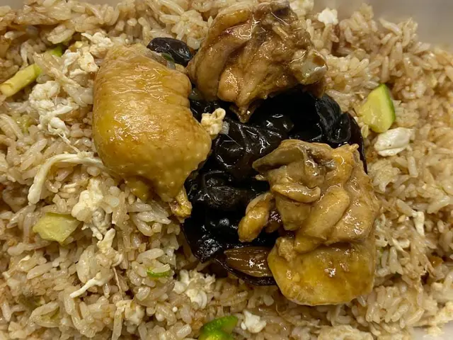 金針雲耳蒸雞配XO 醬瑤柱蛋白炒飯