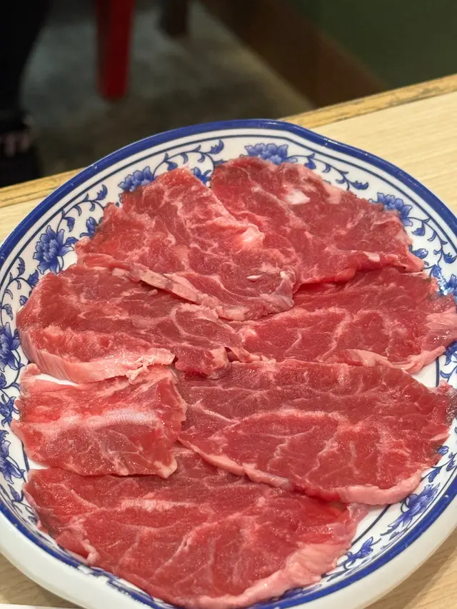 五花趾 相較起來顔色的都更紅粉一點
6秒後 五花趾 還有些紅紅的脈絡線般 一開始還在考慮要不要再一下下
可是膽粗粗吃了後 口感分別卻大了 更QQ彈牙~~好有趣