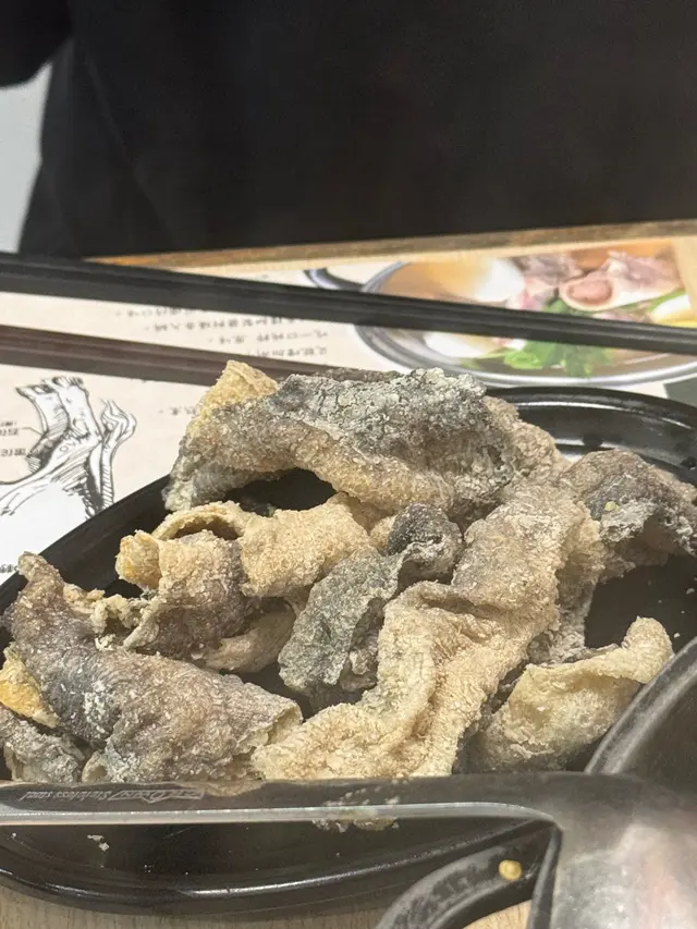 還滿大一盤的!!我拍的時候已經被我們吃掉了好幾片
每塊都是大大的一片 又脆 但記得不用淥太久喔 要不然很快就會軟掉!