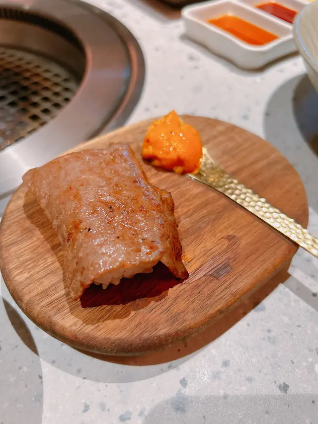 火炙黑毛和牛壽司盛海膽