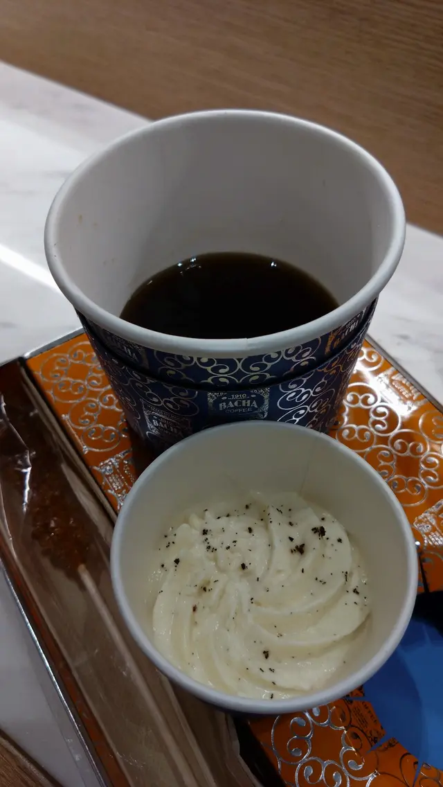 原來打開杯蓋，只有半杯齋啡
