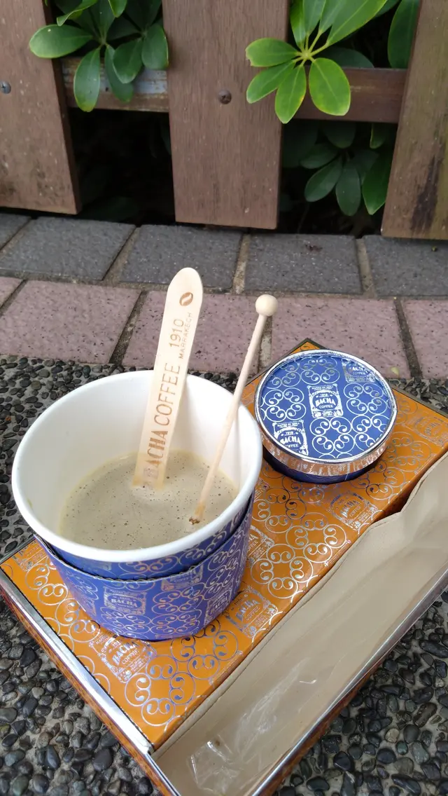 加入雲呢拿忌廉及糖棒，入口甘甜平衡