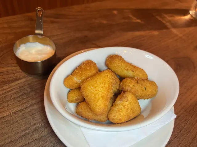 炸芝士 (2條Mozzarella, 6粒Cheddar)