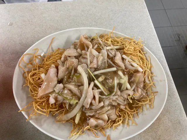 肉絲炒麵

啲麵整到脆卜卜熱辣辣，食落非常乾身脆口，配上個芡汁
如果加多一瓶冰凍可樂，呢個配搭真係冇得輸

絕對係推介之選
#FoodieLife 