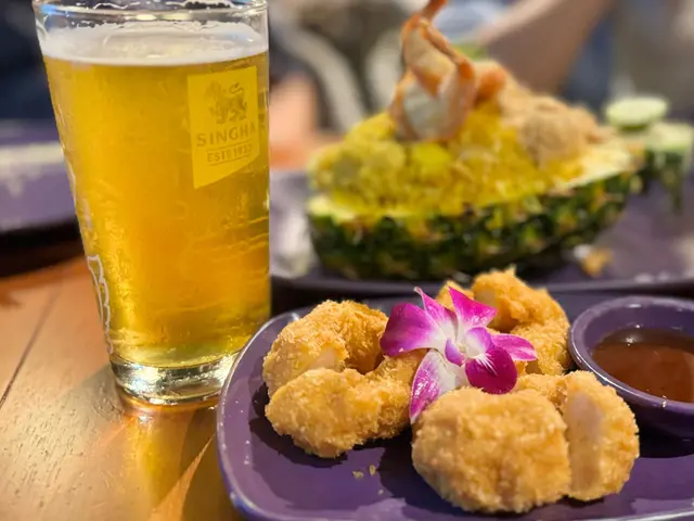 厚身的即炸蝦餅，外脆內彈，配上Singha Draft, 好滿足！