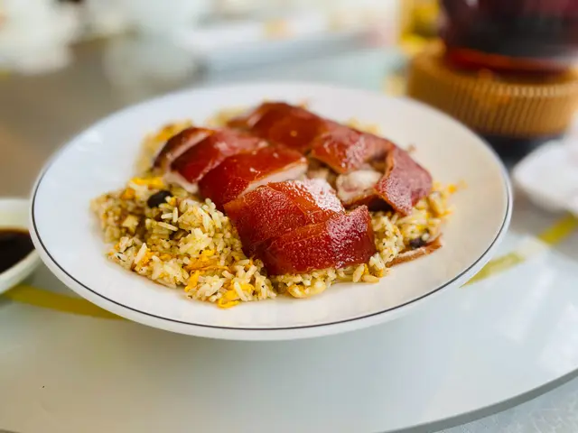 黑松露海鮮炒飯併脆皮乳豬件