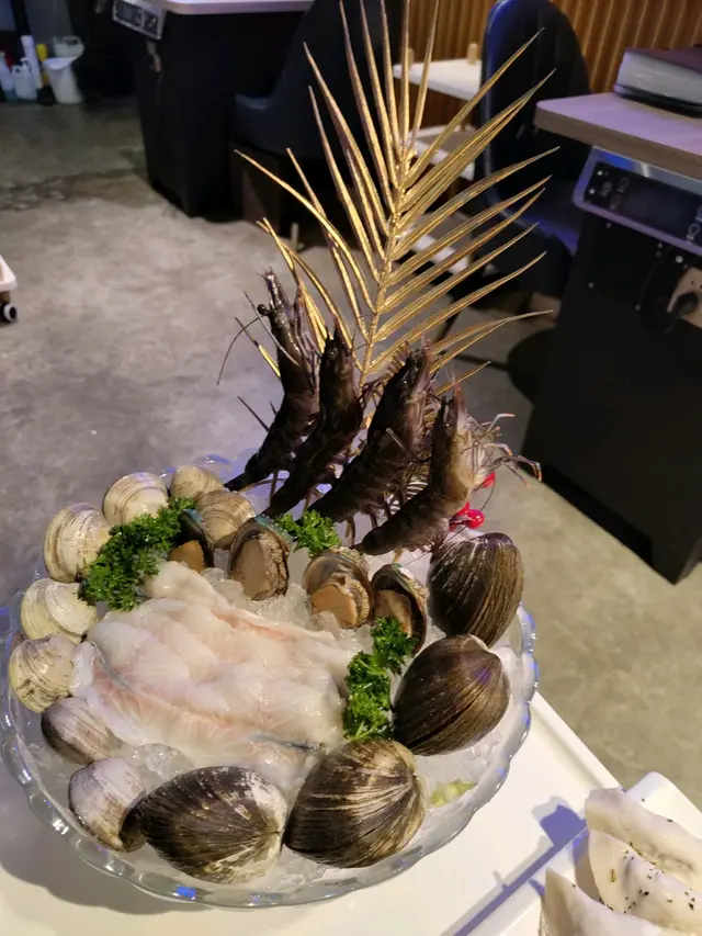 聽講係老闆每日新鮮揀手貨蝦肉彈牙唔會霉、鮑魚清洗得好乾淨、鱔片肥美、沙白揀得好,落鍋煮完冇沙、仲有個北寄貝非常鮮甜。